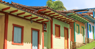 Casas coloridas do periodo colonial, com cores vivas em Lavras Novas, distrito de Ouro Preto MG