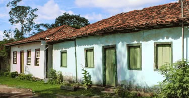 Casarões simples e antigos em Chapada, distrito de Ouro Preto, com fachadas claras, portas verdes