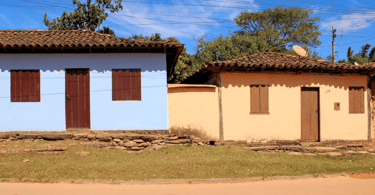 Casas históricas e coloridas em rua de terra em Milho Verde MG, distrito turistico de Serro MG