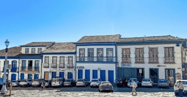 Casario colonial de Diamantina, em MG, com fachadas azuis e brancas, sacadas antigas e largo