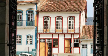 Casario histórico com sacadas, janelas coloridas e telhados coloniais em Ouro Preto
