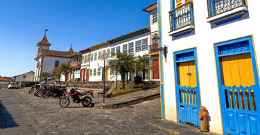 Casas históricas do periodo colonial e uma capela ao fundo, com ruas de pedras em Diamantina