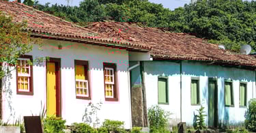 Casas históricas com cores brancas e verde, no distrito de Chapada em Ouro Preto, MG