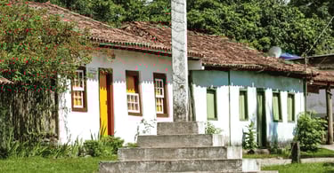 Casario colonial em Chapada, com casas antigas de janelas coloridas, telhados de barro e paisagem