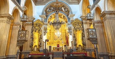 Interior da Igreja Matriz de Mariana, em Minas Gerais, com altares dourados, púlpitos e detalhes