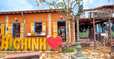 Letreiro escrito Bichinho, distrito histórico e turistico de Minas Gerais, pertinho de Tiradentes