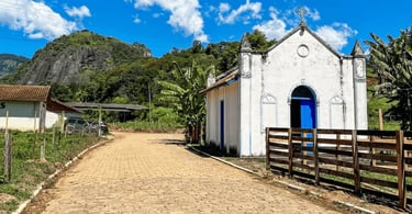 Capela em Gonçalves, Minas Gerais, com estrada de pedra, área rural e montanha ao fundo