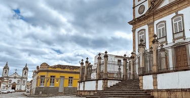 Centro histórico de São João del Rei MG com igrejas coloniais, casarões antigos e céu nublado
