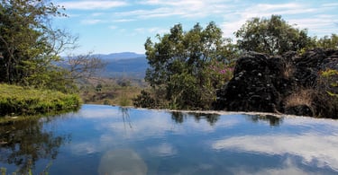 Cachoeira natural com borda infinita, com vista para a natureza em São Gonçalo do Rio das Pedras