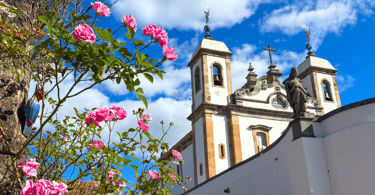 Flores e a Igreja Matriz no centro historico de Congonhas, cidade turisticas e historica de MG