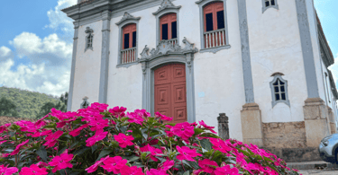 Cidade historica de Santa Barbara, com flores e uma Igreja Historica no fundo, Ponto turistico em MG