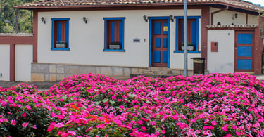 Jardim e uma casa historica em Santa Barbara, cidade historica e turistica de Minas Gerais