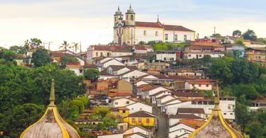 Igreja histórica e casas em uma ladeira na cidade turistica de Ouro Preto, em Minas Gerais
