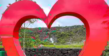 Coração vermelho emoldurando cachoeira na Serra de São José, em Santa Cruz de Minas