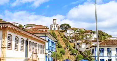 Cartão-postal de Serro mostrando a escadaria da Capela de Santa Rita e a arquitetura local