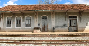Passaporte da Serra das Cachoeiras diante da Igreja Matriz de Carrancas, Minas Gerais