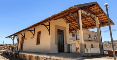 Antiga estação Ferroviária de Hermilio Alves, com paredes de cor bege