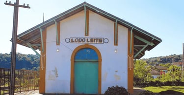 Estação ferroviária de Lobo Leite, em Minas Gerais, com fachada preservada e paisagem de interior