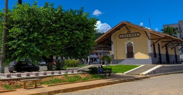 Estação ferroviaria que virou rodoviaria na praça central de Ladainha, Minas Gerais