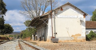 Antiga estação ferroviária de Carrancas, em Minas Gerais, com trilhos preservados ao lado do prédio