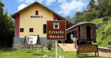 Estação Manacá em Passa Quatro, Minas Gerais, com vagão de trem e área verde