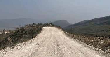 Estrada de terra do Caminho do Céu na Serra da Canastra com relevo montanhoso e vista panorâmica