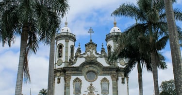 Igreja São Francisco de Assis em São João del-Rei com fachada colonial e palmeiras ao redor