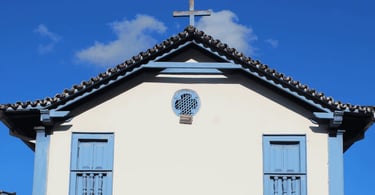 Fachada da capela do Senhor do Bonfim, cor branca e azul em Morro D'Água Quente