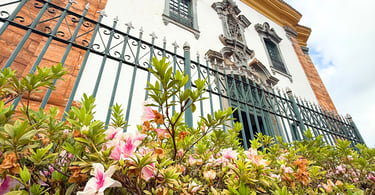 Flores e Igreja Histórica no centro turistico de Barão de Cocais, Minas Gerais