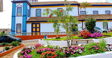Jardim florido em frente à Igreja Matriz de Datas, Minas Gerais, no centro histórico