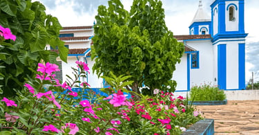 Flores coloridas em jardim diante da Igreja Matriz de Santo Antônio do Leite, em Minas Gerais