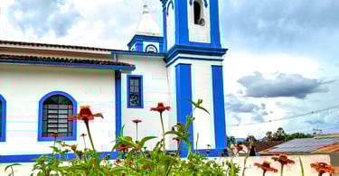 Flores, plantas e a Igreja Matriz de Santo Antonio do Leite, distrito turistico de Ouro Preto