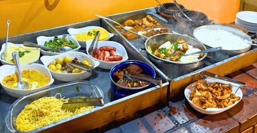 Buffet de comida mineira com arroz, feijão tropeiro, angu, carnes e acompanhamentos típicos de MG