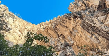 Detalhes das estrias e formações de pedra calcária do imponente paredão da Gruta do Salitre, MG