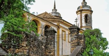 Vista do fundo da Igreja de São Francisco de Assis em Ouro Preto, com detalhes de pedra sabão