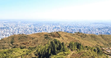 Vista panoramica do mirante da Serra do Curral da grande BH, com diversas construções e vegetação
