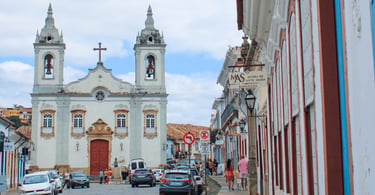 Centro histórico de São João del-Rei com igreja colonial, Museu de Arte Sacra e casario preservado
