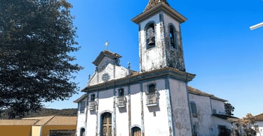 Fachada da Igreja de Nossa Senhora do Rosário com torre única e detalhes azuis em Diamantina, MG