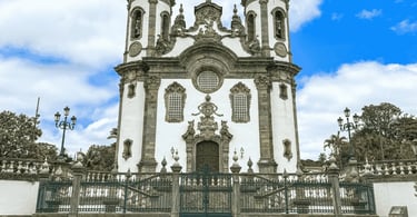 Vista externa da Igreja de São Francisco de Assis em São João del Rei, céu azul e com nuvens