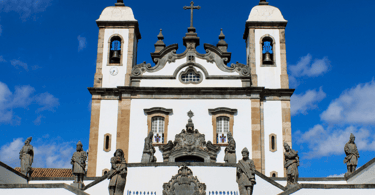 Vista Externa da Igreja dos Doze Profetas na Praça do Santuário em Congonhas