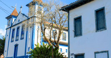 Igreja Matriz com arquitetura barroca e uma Casa no centro turistico de Ipoema, Minas Gerais