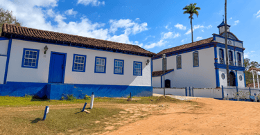 Casa histórica e igreja histórica na Vila do Biribiri, em Diamantina, MG