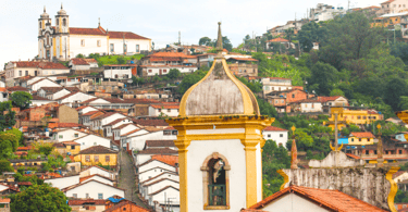 Igrejas, ladeira e casas históricas em Ouro Preto, Minas Gerais