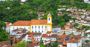 Igreja histórica e casas históricas em Ouro Preto Minas Gerais