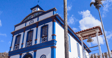Igreja com sino ao lado na Vila do Biribiri em Diamantina MG