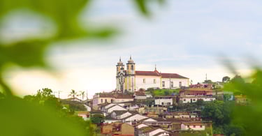 Igreja histórica e casas em uma ladeira na cidade turistica de Ouro Preto, em Minas Gerais