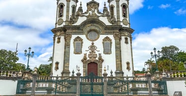 Igreja com estilo barroco na cidade historica de São João del Rei, em Minas Gerais