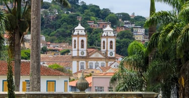 Igrea histórica e casas com arvores em São João del Rei, MG