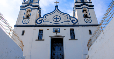 Igreja matriz de Raposos, cidade turistica em Minas Gerais, com cores azul e branco