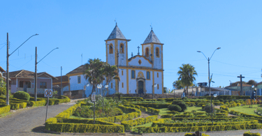 Igreja Matriz com um jardim no centro turistico de Queluzito, cidade turistica de Minas Gerais